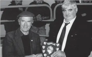  ?? Photo by John Reidy ?? The late Seán Brosnan (RIGHT), manager and proprietor of Gortatlea Mart, making a presentati­on to farmer Donal O’Loughlin at a show and sale at the mart in December 1995.