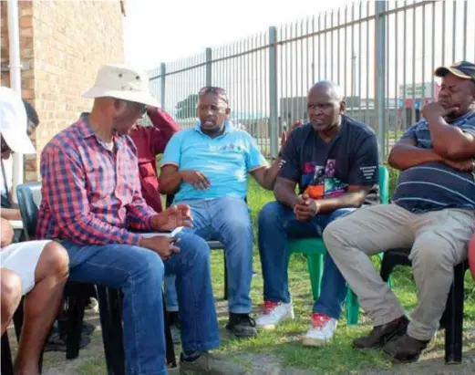  ?? Photo: ‘Odidi Matai-Sigudla ?? Leaders of the Unemployme­nt Peoples Movement (UPM), Makhanda Business Forum and the Makhanda Crisis Committee in discussion during a meeting at Noluthando Hall to discuss service delivery concerns recently.