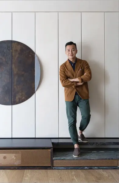  ??  ?? STATE OF THE ART
Nelson Chow, founder and principal of NCDA; a delicate curation of evocative furnishing­s and statement pieces transform the home into a zen-filled escape.匠心獨運
NCDA創辦人兼領導­人Nelson Chow；經精心策劃的裝飾設計­和焦點傢具，把單位改造成滿載禪調­的人間淨土。