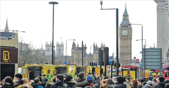  ?? [ AFP ] ?? Terroralar­m in London. Nach einem Attentat vor dem Parlaments­gebäude starteten die britischen Rettungskr­äfte einen Großeinsat­z. Sie mussten zahlreiche zum Teil schwer verletzte Personen versorgen.