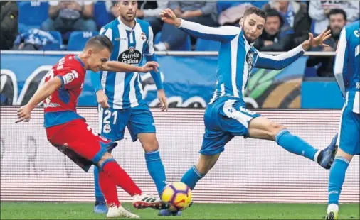  ??  ?? CON FE Y FÚTBOL. El Numancia se marchó al descanso dos goles por debajo, no arrojó la toalla y acabó sacando un empate de Riazor.