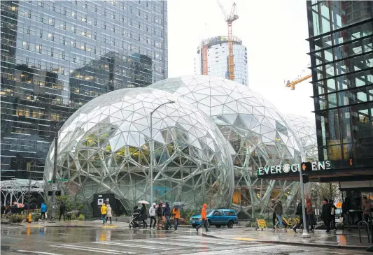  ?? PHOTO REUTERS ?? À Seattle, Amazon a inauguré son tout nouveau siège social formé de trois bulles le 30 janvier dernier. L’entreprise de Jeff Bezos doit dévoiler cette année la ville où sera situé son deuxième siège social. Au Canada, seule Toronto demeure en lice.