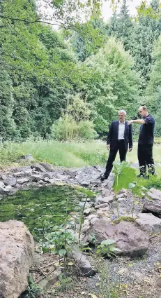  ?? RP-FOTOS (3): D. BUSCHKAMP ?? Stadtwerke-Chef Norbert Dieling (l.) lässt sich von Frank Hendrix, Leiter für Gebäude, den neuen Bachlauf zeigen.