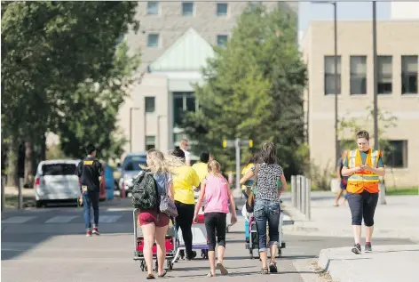  ?? MICHAEL BELL ?? It was move-in day on Friday at the University of Regina. Some 800 students will move their belongings into residence this weekend.