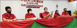 ?? ?? tong (centre) fields questions from the media accompanie­d by mpB candidates (from left) ar iow Chong kguan (melawan)I tong eie ming (audong)I Intanuraze­an tan papuan aaud (kangka) and Andrew qing (Bukit Assek). — mhoto by meter Boon