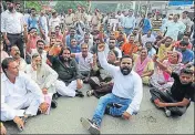  ?? PARDEEP PANDIT/HT ?? Safai Mazdoor Federation Union members protesting against MP Santokh Chaudhary in Jalandhar on Monday.