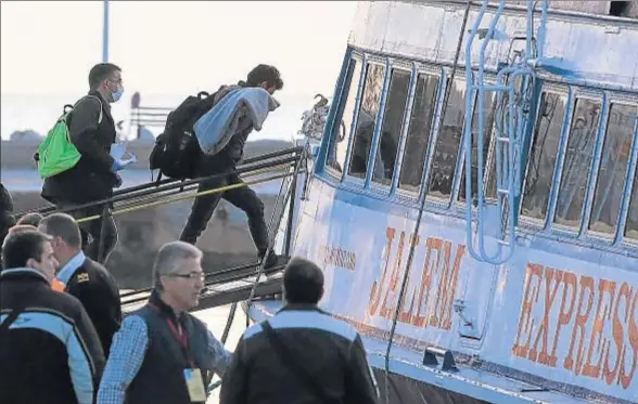  ?? MILOS BICANSKI / GETTY ?? Un refugiado, escoltado por un policía de Frontex, subiendo en Lesbos al barco que ayer, a primera hora de la mañana, lo devolvió a Turquía