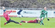  ?? FOTO: PETER HERLE ?? Tamara Würstle erzielt in dieser Szene die 3:0-Führung für den SV Alberweile­r gegen Regensburg.