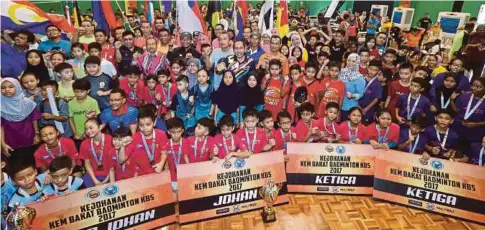  ??  ?? KONTINJEN dari pelbagai negeri pada Majlis Penutup Kem Bakat Badminton KBS 2017 di Kompleks Kecemerlan­gan Sukan Paralimpik, semalam.