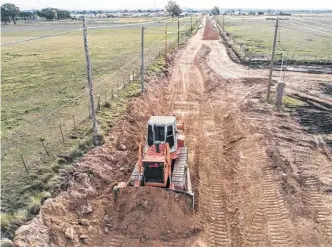  ?? PRENSA MUNICIPALI­DAD DE SAAVEDRA ?? EL MOVIMIENTO de suelos terminará en aproximada­mente 60 días.