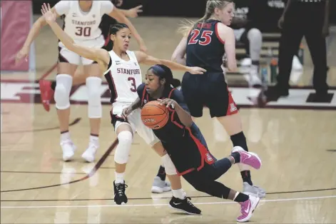  ?? ASSOCIATED PRESS ?? ARIZONA GUARD AARI MCDONALD Stanford, Calif., on Monday. (middle) drives against Stanford guard Anna Wilson (3) during the first half of a game in