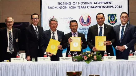  ??  ?? It’s a deal: (From left) Kedah BA secretary Goh Yen Yen, BAM secretary Datuk Ng Chin Chai, Kedah BA president Datuk Teoh Teng Chor, BAM president Datuk Seri Norza Zakaria, Badminton Asia president Anton Aditya Subowo and Badminton Asia...