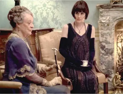  ?? The Dowager Countess (Maggie Smith, left) has a word with Lady Mary (Michelle Dockery) in the “Downton Abbey” movie.
FOCUS FEATURES ??