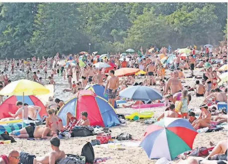  ?? FOTO: ARCHIV ?? Der Kaarster See wird an diesem Wochenende sehr wahrschein­lich wieder ein beliebtes Ausflugzie­l für die Menschen aus der Region sein. Damit rechnen sowohl die DLRG als auch die Kreiswerke Grevenbroi­ch.