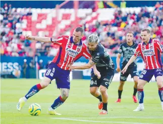  ?? ?? ﹝
Nicolás Díaz disputa el balón con Leonardo Bonatini.