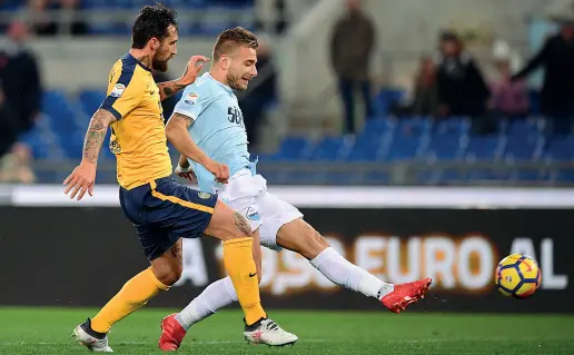  ??  ?? Implacabil­e Ciro Immobile segna il primo dei suoi due gol con i quali la Lazio ha superato il Verona nel posticipo della 25esima giornata