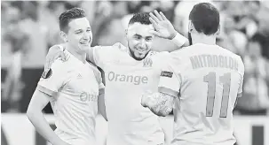  ?? — Gambar AFP ?? AKSI MANTAP: Barisan penyerang Marseille meraikan gol jaringan mereka pada perlawanan pertama aksi Liga Europa menentang Salzburg di Stadium Velodrome, Marseille.