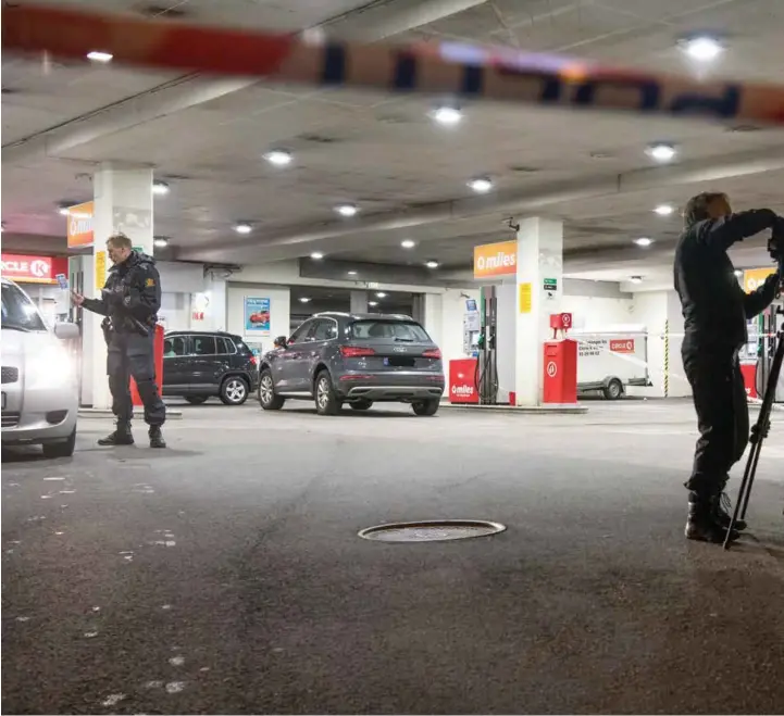  ??  ?? ÅSTEDSUNDE­RSØKELSE: Politiet avhørte vitner og gjorde åstedsunde­rsøkelse på bensinstas­jonen i Solheimsvi­ken hvor en mann ble knivstukke­t og drept fredag kveld.