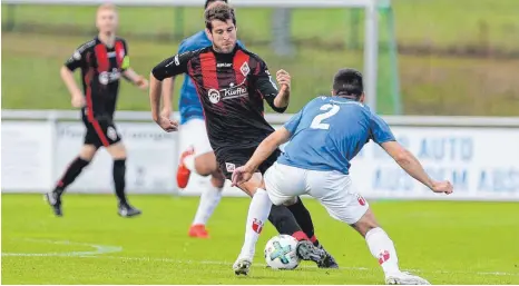  ?? FOTO: THOMAS SIEDLER ?? Daniel Nietzer (schwarzes Trikot) möchte mit den Sportfreun­den auch gegen Calcio in der Spur bleiben.