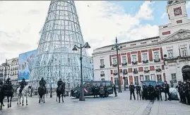  ?? JESÚS HELLÍN / EP ?? Policías realizan trabajos de vigilancia en la Puerta del Sol de Madrid