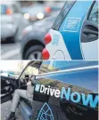  ?? FOTO: DPA ?? Fahrzeug der Car2go-Flotte und Wagen von Drive Now: Die Carsharing-Fusion von BMW und Daimler ist nur ein erster Schritt in der Zusammenar­beit.