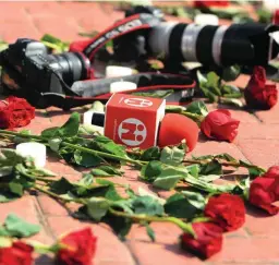  ?? FOTO EFE ?? Periodista­s del continente manifestar­on su solidarida­d con el diario El Comercio y los familiares de las víctimas.