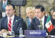  ??  ?? El canciller mexicano, Luis Videgaray, con el presidente Enrique Peña Nieto, durante su participac­ión en la Cumbre Iberoameri­cana, en Antigua.