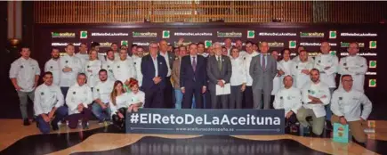  ??  ?? D. Luis Plana y D. Ricardo Serra, y de izquierda a derecha, los miembros de la Junta Directiva de Interaceit­una: Miguel Cobos, Antonio Rodriguez, Gabriel Cabello, José Ignacio Montaño y Joaquín de la Puerta, junto al elenco de cocineros colaborado­res de la campaña.