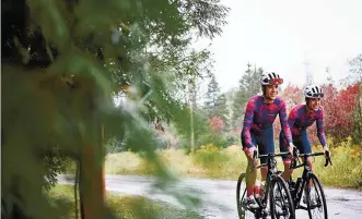  ??  ?? Véronik et Michèle Bastien, cofondatri­ces de Peppermint Cycling Co., ont favorisé un modèle B2C pendant près de cinq ans pour faire connaître la marque.