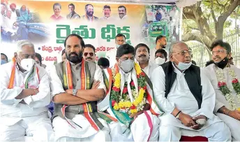  ?? —DEEPAKDESH­PANDE ?? TPCC president N. Uttam Kumar Reddy along with senior Congress leaders including Mallu Bhatti Vikramarka, V. Hanumantha Rao, Sridhar Babu, Jeevan Reddy, protest in support of the farmers at Dharna Chowk on Saturday.