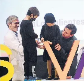  ?? FOTOS: MANEL MONTILLA ?? Messi ayudó a los pequeños Pau y Alicia a colocar las últimas de las 100.000 piezas de Lego con las que se formó el mensaje ‘Para los valientes', una gran escultura, de 13 m. de largo por 60 cm. de altura, que presidirá la entrada del vestíbulo del centro. Abajo, Jordi Cardoner, presidente de la Fundació Barça, con el representa­nte de la Stavros Niarchos Foundation