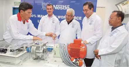  ?? PIC BY INTAN NUR ELLIANA ZAKARIA ?? Domestic Trade, Cooperativ­es and Consumeris­m Minister Datuk Seri Hamzah Zainuddin (centre) visiting Nestle (Malaysia) Bhd’s factory complex in Shah Alam yesterday. With him are Nestle chief executive officer Alois Hofbauer (second from left) and other...