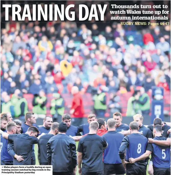  ??  ?? &gt; Wales players form a huddle during an open training session watched by big crowds in the Principali­ty Stadium yesterday