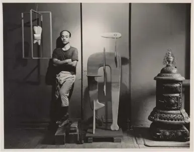  ??  ?? Arnold Newman (1918-2006), Isamu Noguchi, ca. 1941-45. Gelatin Silver print, image: 7⁄ x 9½ in., sheet: 7⁄ x 10 in., mount (primary): 9 x 11 in., mount (secondary): 16⁄ x 13/ in. Philadelph­ia Museum of Art: Gift of R. Sturgis and Marion B. F. Ingersoll, 1945.