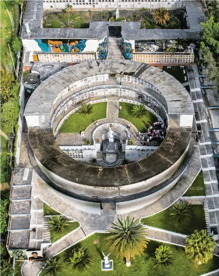  ?? FOTO ?? El cementerio de La América, en terrenos del barrio 20 de Julio, se convirtió en un espacio con murales y con mensajes que rechazan la violencia y rinden honor a la memoria.