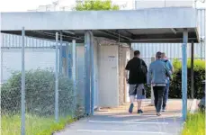  ?? FOTO: RAS ?? Die Stimmung am ZF-Tor bei Halle 9 ist unterschie­dlich. Offen äußern will sich kaum einer der ZF-Mitarbeite­r.