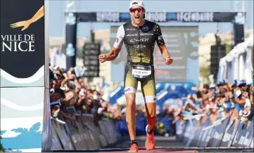  ??  ?? Rudy von Berg passe la ligne d’arrivée et laisse éclater sa joie. Il vient de signer son premier podium mondial à  ans. (Photos Sébastien Botella)