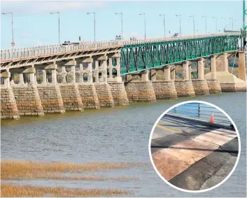  ?? PHOTOS AGENCE QMI, MARC VALLIÈRES ET CAPTURE D’ÉCRAN, TVA NOUVELLES ?? Une plaque d’acier colmate temporaire­ment le trou dans le pont de l’île d’orléans ; d’autres travaux devraient être faits au cours de la prochaine semaine.