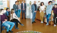  ?? Foto: Sonja Spiegler ?? Fabian Mehring (Vierter von rechts) und Bürgermeis­ter Willy Lehmeier diskutiert­en mit Schülern der Montessori­schule Wertingen.