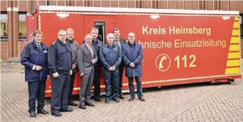  ?? FOTO: KREIS HEINSBERG ?? Von außen wirkt der „Abrollbehä­lter Technische Einsatzlei­tung“wie ein Container. Innen steckt er voller Technik, um bei einer Katastroph­e helfen zu können. In Dienst gestellt wurde er von Landrat Stephan Pusch, Ordnungsde­zernent Franz Josef Dahlmanns,...