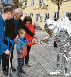  ?? ?? Nicht fürs Weltall, sondern für Feuerwehre­insätze ist dieser Anzug gemacht.