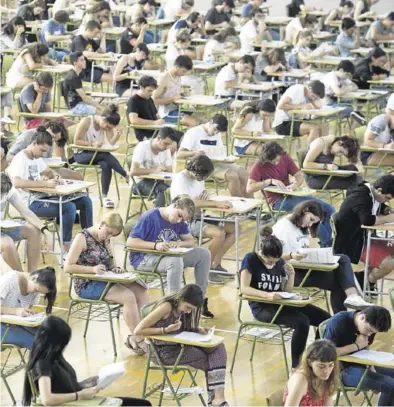  ?? EFE / DAVID ARQUIMBAU ?? Alumnos de un instituto de Menorca durante las pruebas de reválida de cuarto de ESO, en el 2017.