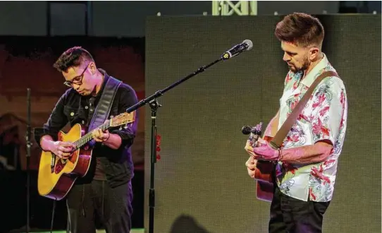  ?? Gary Fountain / Para el Houston Chronicle ?? Juanes (der.) ofreció un concierto gratuito en el Arena Theatre, donde presentó el álbum ‘Mis planes son amarte’.