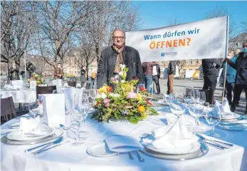  ?? FOTO: MARIJAN MURAT/DPA ?? Unterstütz­ung vom populären Fernsehkoc­h: Vincent Klink auf dem Stuttgarte­r Karlsplatz bei der Demonstrat­ion der Dehoga für eine Öffnungspe­rspektive.