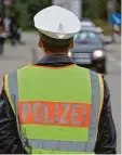  ?? Symbolfoto: Wolfgang Widemann ?? Weil Ampeln gewartet werden mussten, regelten zuletzt häufiger Polizisten den Verkehr.