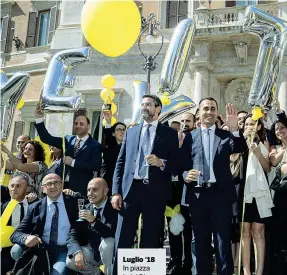  ??  ?? Luglio ‘18 In piazza Luigi Di Maio insieme a ministri e parlamenta­ri M5S per l’approvazio­ne del taglio dei vitalizi