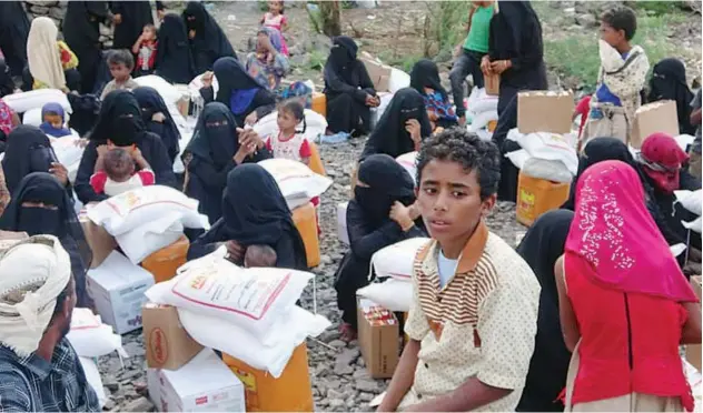  ?? WAM ?? ↑ UAE distribute­s relief aid to dozens of families south of Hodeidah and Taiz.