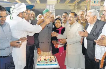  ?? SAKIB ALI /HT PHOTO ?? Demonstrat­ors at the UP Gate border celebrate the birthday of an elderly farmer on Tuesday.