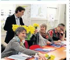  ??  ?? Transformé en fleuriste, le maire distribue ses bouquets de jonquilles à Haude Lecointre au 1er plan et Sophie Troubadour­s à l’arrière.