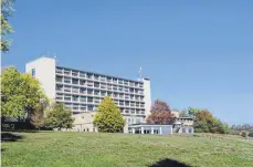  ?? FOTO: JUNGWIRTH ?? Wie geht es weiter am Gesundheit­sstandort Riedlingen? Die Sana Kliniken Landkreis Biberach GmbH und der Kreis drängen darauf, dass ein Ärztehaus gebaut wird. Eine Zusage, dass auch auf lange Sicht ein Bettenhaus erhalten bleibt, gibt es allerdings nicht.